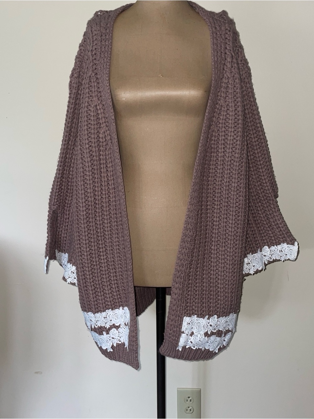 POL Open-Front Chunky Knit Cardigan with White Lace Trim - Mauve - Picture 3 of 7